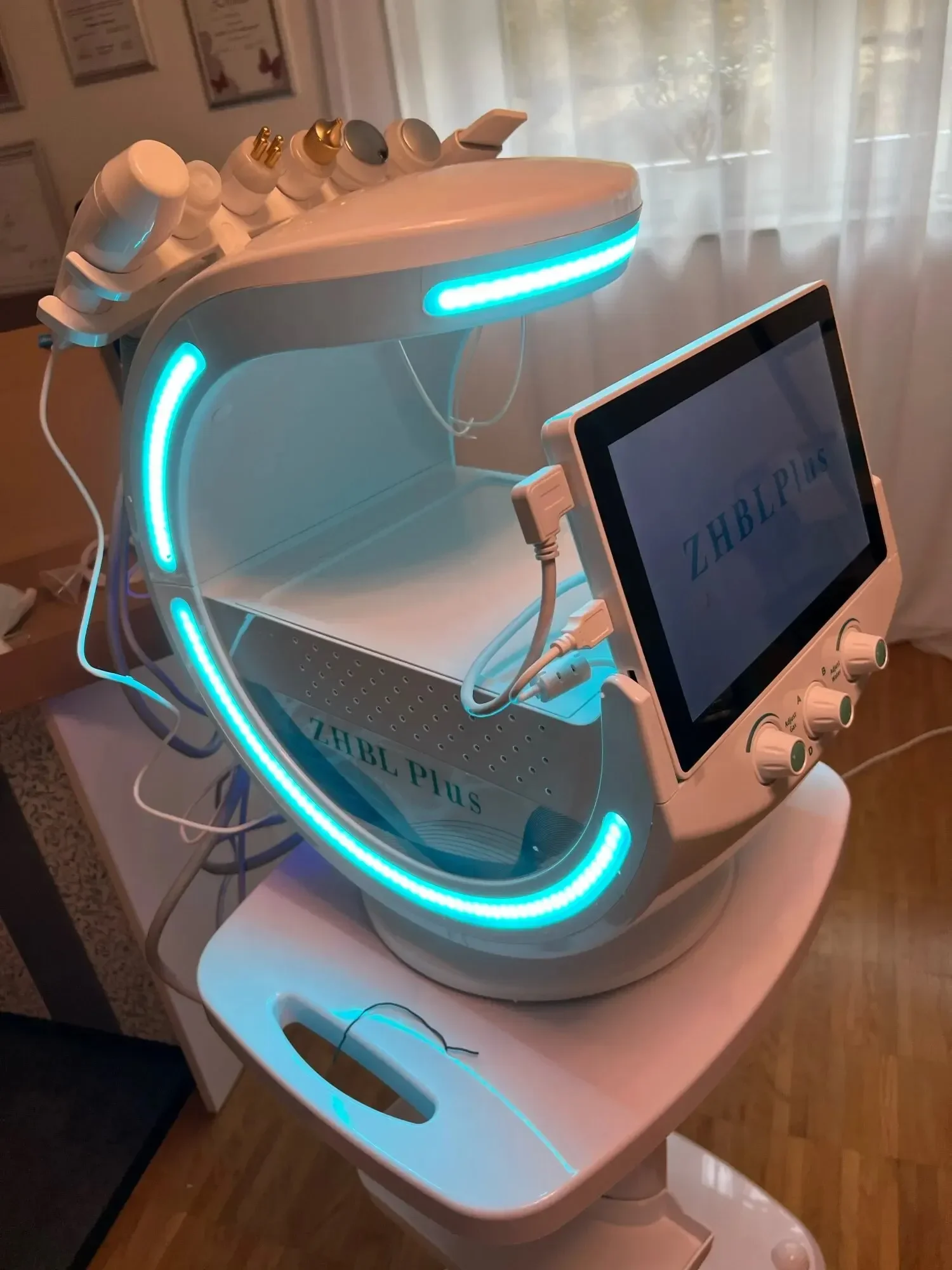 最新の7in1スマート美顔器：肌分析、毛穴の奥まで届く吸引機 - Hydro Facial Machine 7 In 1 のレビューと価格